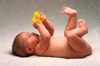 Fotografía de un bebé agarrando un objeto