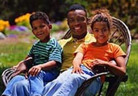 Fotografía de una familia al aire libre y sonriendo